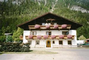 una casa con fiori rosa in cima di Stöffelhof a Leutasch