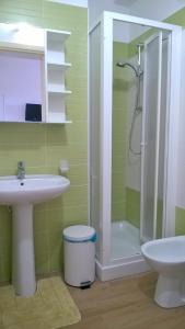 un baño con lavabo y ducha en Villa Egusa, en Favignana