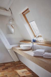 ein Bad mit einem Waschbecken im Dachgeschoss in der Unterkunft Herberg de Zwarte Ruiter in Gulpen-Wittem