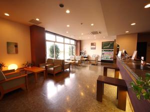 uma sala de espera com cadeiras e mesas num hospital em Hotel Route-Inn Susono Inter em Susono