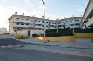 an empty street in front of a building at Apartment Peniche swimming pool in Peniche de Cima
