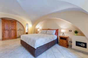 een slaapkamer met een groot bed en een gewelfd plafond bij Case Vacanze Catania in Catania
