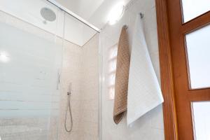een badkamer met een douche met een glazen deur bij Case Vacanze Catania in Catania +36 foto's
