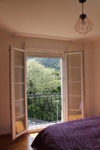1 dormitorio con una gran puerta de cristal que da a un balcón en Viveiro en Viveiro