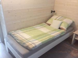 uma cama num canto de um quarto em Apartment Garden em České Budějovice
