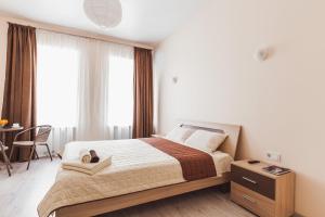 Tempat tidur dalam kamar di Apartments near Deribasovskaya