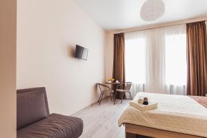 a hotel room with a bed and a couch at Apartments near Deribasovskaya in Odesa