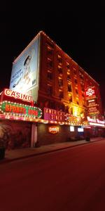 un edificio con letreros de neón en el costado en Hotel Nevada & Gambling Hall en Ely