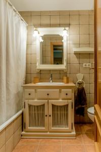 a bathroom with a sink and a mirror at Casa Sollevante in Sesué