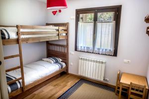 a room with two bunk beds and a window at Casa Sollevante in Sesué