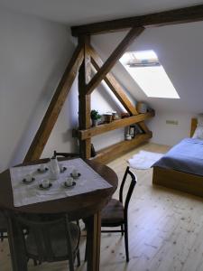 Postel nebo postele na pokoji v ubytování Stylové podkrovní apartmány Ostrava