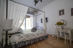 1 dormitorio con cama y ventana en La Piazzetta delle Regine, en Roma