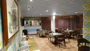 a dining room with tables and chairs in a restaurant at 陽明旅館 in Kaohsiung