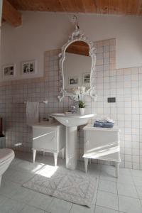 PoianoにあるCorte Alta Veronaのバスルーム(白い洗面台、鏡付)