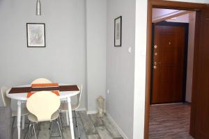 Una habitación con una mesa y dos sillas y una puerta. en Ivet Apartment, en Varna 15 fotos más