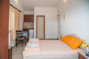a living room with a bed and a kitchen at Apartmani Ksenija in Petrovac na Moru