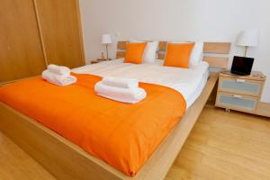 アルマカオ・デ・ペラにあるDa Ponte Flats - Armacao De Pera Orange Aptのベッドルーム1室(ベッド2台、タオル付)