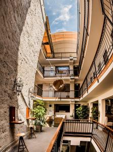 阿雷基帕的住宿－帕拉精品酒店，一座古老的建筑,在大堂设有螺旋楼梯