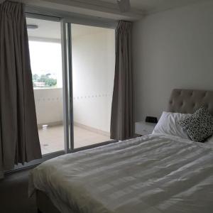 A bed or beds in a room at Luxury Apartment in Cairns City