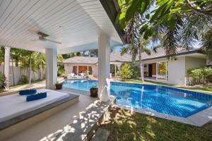 una imagen de una piscina en una villa en Lipa Talay Haa - 2 Bed Pool Villa - 1 Minute Walk To Beach, en Lipa Noi