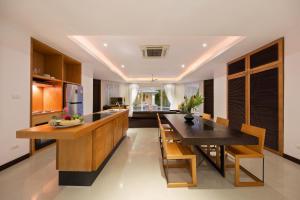 Kjøkken eller kjøkkenkrok på Lipa Talay Haa - 2 Bed Pool Villa - 1 Minute Walk To Beach