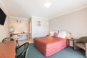 מיטה או מיטות בחדר ב-Bella Vista Motel Hamilton
