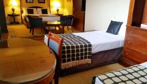 Postel nebo postele na pokoji v ubytování Darcy's Hotel