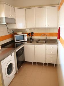 A kitchen or kitchenette at Apartamentos Optimist Tenerife