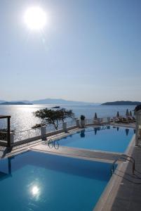 Bazén v ubytování Cape Kanapitsa Hotel & Suites nebo v jeho okolí