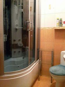 ミエンジズドロイェにあるPokoje u Teresyのバスルーム(シャワー、トイレ、バスタブ付)