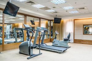 een fitnessruimte met loopbanden en crosstrainers bij Fullon Hotel Jhongli in Zhongli