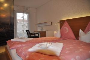 Letto o letti in una camera di Hotel Hagnauer Seeperle