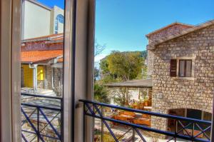 - une vue depuis la fenêtre d'un bâtiment dans l'établissement Vasiliki Seaside Apartments, à Petrovac na Moru