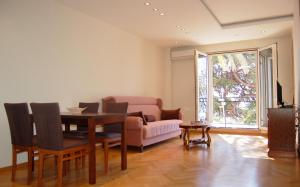 - un salon avec une table et un canapé dans l'établissement Vasiliki Seaside Apartments, à Petrovac na Moru