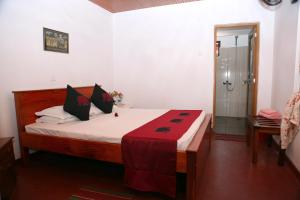 een slaapkamer met een bed en een douche bij Surf reef guest house in Mirissa