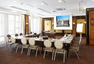 a conference room with a large table and chairs at Van der Valk Hotel Hildesheim in Hildesheim