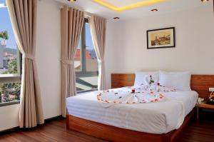 Giường trong phòng chung tại Stelle Hotel Nha Trang