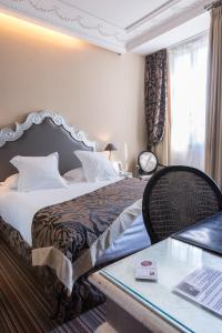 una camera d'albergo con letto e tavolo in vetro di Villa 81 a Deauville