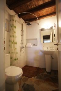 ティノス・タウンにあるK Homes-Family Stone Suiteのバスルーム(トイレ、洗面台付)