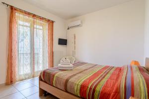 ein Schlafzimmer mit einem Bett und einem großen Fenster in der Unterkunft B&B Belvedere in Agropoli
