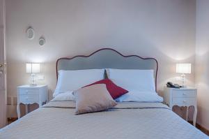 A bed or beds in a room at Antica Quercia Villa & Spa