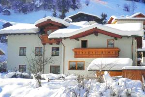 ein Haus mit Schnee drauf in der Unterkunft Gästehaus Toferer in Großarl