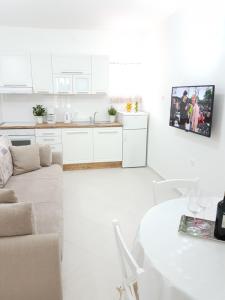 Küche/Küchenzeile in der Unterkunft Apartmani Luka & Iva