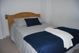 Cama o camas de una habitación en Hostal La Masia