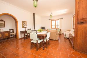 インカにあるCan Moscariの広いリビングルーム(テーブル、椅子付)