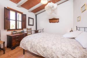 A bed or beds in a room at Can Mateu