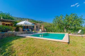 ein Swimmingpool im Hof eines Hauses in der Unterkunft Son Barbot (Can Robi Nou) in Sant Llorenç des Cardassar