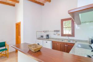 eine Küche mit Arbeitsplatte und Spüle in der Unterkunft Son Barbot (Can Robi Nou) in Sant Llorenç des Cardassar