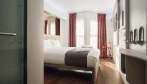 Una habitación de hotel con una cama y una ventana. en Point A Hotel Glasgow, en Glasgow