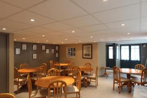 a dining room with wooden tables and chairs at Residence Hoteliere Sarah Bernard in Le Palais